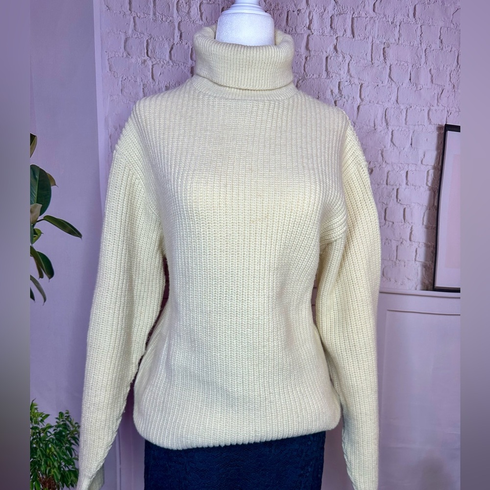 Studio One vintage Cream turtle Neck Sweater size large USA